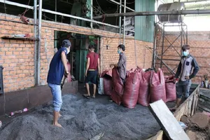 Cà phê trộn ruột pin để làm giả... tiêu hột? 