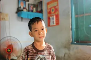 Gặp lại bé Phi Long trong bức ảnh 'Nụ hôn vĩnh biệt' 