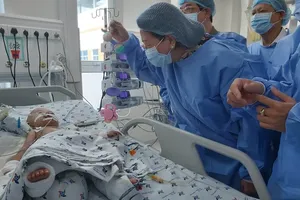 Phó Chủ tịch nước thăm hai bé song sinh Trúc Nhi – Diệu Nhi