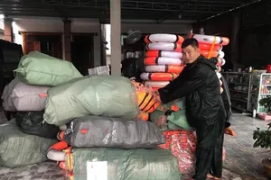 Người thầy lao mình vào lũ dữ cứu người 