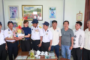 Tặng quà tết cho 14 gia đình thương binh, liệt sĩ Trường Sa 