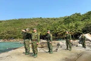 Cán bộ, chiến sĩ Biên phòng Hòn Sơn quan sát các phương tiện khai thác trên biển. Ảnh: TV (kiengiang.gov.vn)