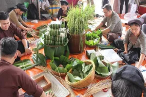 Rộn ràng thi gói bánh chưng mừng giỗ Tổ Hùng Vương 