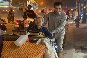 Chàng trai hiếu thảo cùng xe ve chai khắp nẻo Sài Gòn 