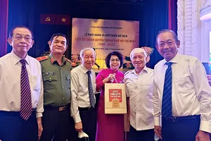 Xúc động lễ ra mắt bộ sách 'Lịch sử chính quyền TP.HCM' giai đoạn 1945-2015