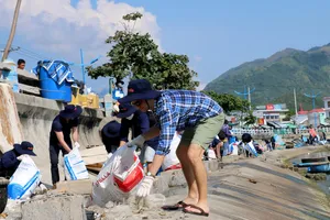 Tổng lãnh sự quán Hoa kỳ cùng 200 người dọn rác làm sạch bờ biển Nha Trang