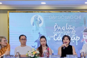 ‘Giáo sư Xoay’ viết nhạc kịch ‘Ông lão đánh cá và con cá mập’ 