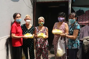 Ấm lòng những bữa cơm '0 đồng' tại khu phố nhỏ 