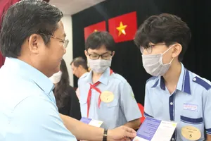 Trao 42 sổ tiết kiệm cho trẻ em mồ côi vì COVID-19