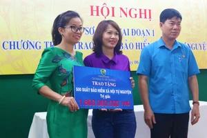 Trao tặng 500 suất BHXH tự nguyện và 500 thẻ bảo hiểm y tế