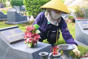 Chuyện về bà Hanh - người 17 năm chăm sóc những ngôi mộ ‘vô danh’ 