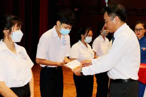 Bình Dương: Trao học bổng 1 tỉ đồng cho học sinh có hoàn cảnh khó khăn