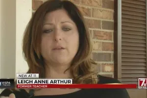 Cô giáo mất việc vì lưu ảnh nhạy cảm trong điện thoại