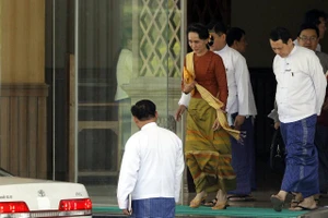 Bà Suu Kyi cấm công chức nhận quà giá trị hơn 450.000 đồng