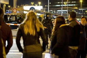 Hà Lan bắt một nghi phạm đánh bom sân bay Amsterdam