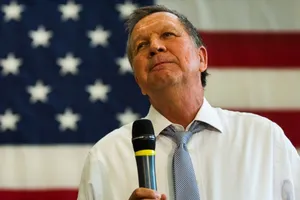 Mọi đối thủ bỏ cuộc, Donald Trump 'một mình một ngựa' về đích