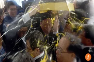 Đưa tên lửa Mỹ vào đất Hàn, Thủ tướng bị ném trứng