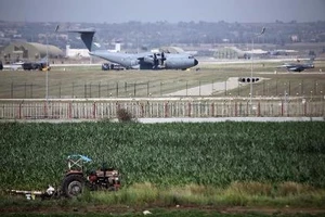 Dẹp đảo chính, Thổ Nhĩ Kỳ mở lại sân bay không kích IS