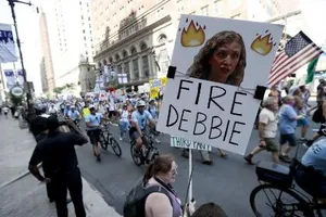 Mỹ: Chủ tịch đảng Dân chủ từ chức trước thềm đại hội