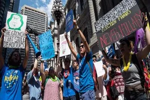 Mỹ: Đại hội đảng Dân chủ khai mạc khi nội bộ rối ren