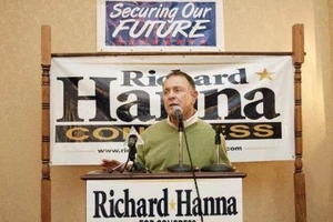 Nghị sĩ Cộng hòa đầu tiên tuyên bố sẽ bầu cho... bà Clinton 