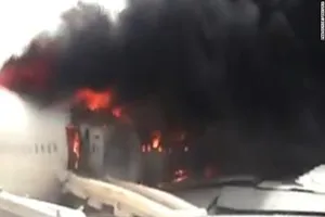 Máy bay chở 300 người đâm xuống đường băng rồi bốc cháy