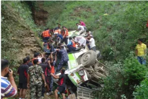 Xe khách lăn xuống vực, 33 người chết