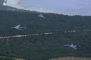 Máy bay ném bom hạt nhân Mỹ phô diễn sức mạnh trên biển Đông