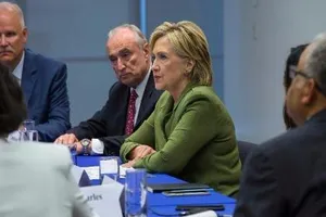 Rò rỉ email cáo buộc tiền từ thiện vào túi bà Clinton?