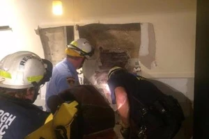 Thanh niên nhảy mái nhà 'lấy le' với bạn gái và cái kết bất ngờ 