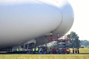 Máy bay lớn nhất thế giới hạ cánh bằng mũi khi bay thử