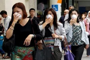 Singapore bụi mù vì tro cháy rừng Indonesia