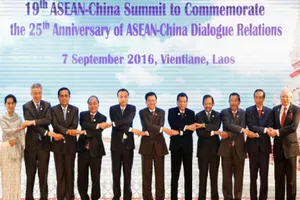 Duterte yêu cầu tuân thủ luật pháp ở biển Đông trước mặt thủ tướng Trung Quốc