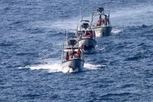 Bị 7 tàu Iran đối đầu, chiến hạm Mỹ phải đổi lộ trình