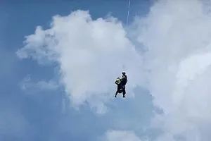 45 người kẹt cả đêm tại cáp treo trên núi ở Pháp