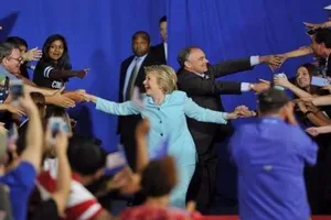 Bà Clinton công khai hồ sơ y tế, xác nhận chỉ bị viêm phổi nhẹ