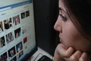 Con kiện bố mẹ đưa hình thuở bé của mình lên mạng