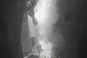 Tàu chiến bị tấn công, Mỹ phóng tên lửa trả đũa