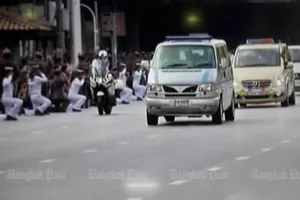 Người dân được phép vào hoàng cung viếng quốc vương