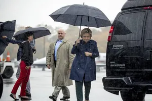 Văn phòng bà Clinton sơ tán khẩn vì chất bột trắng