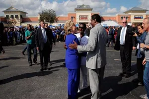 Tỉ lệ ủng hộ bà Clinton hồi phục ngoạn mục