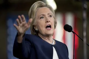 Thắng, bà Clinton phải làm gì?