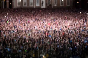 Clinton, Obama diễn thuyết sau hàng rào kính chắn đạn