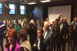 Tỉ phú Warren Buffett cho xe đẩy chở cử tri đi bầu