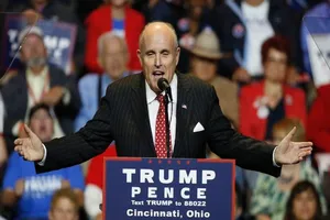 Bà Clinton bị đe dọa truy tố