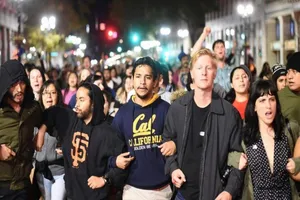 Hàng triệu người ký đơn xin đại cử tri bầu Clinton