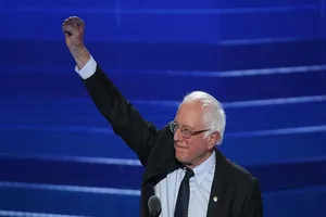 Bernie Sanders ủng hộ biểu tình phản đối Trump