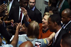 Obama - Clinton họp đảng Dân chủ, đứng lên sau thất bại