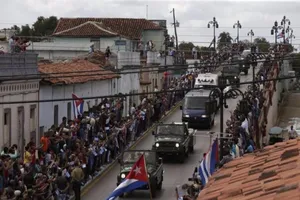 Di cốt Chủ tịch Fidel tiếp tục hành trình dọc đông Cuba