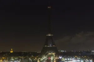 Tháp Eiffel tắt điện vì Aleppo